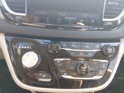 2023 Chrysler Pacifica — photo 13 view