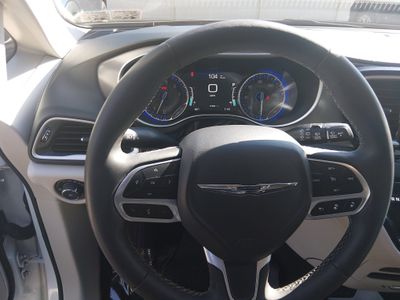 2023 Chrysler Pacifica — photo 12 view