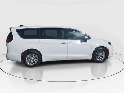 2023 Chrysler Pacifica — photo 8 view