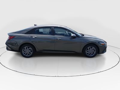 2024 Hyundai Elantra — photo 8 view