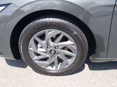 2024 Hyundai Elantra — photo 10 view