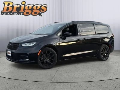 2023 Chrysler Pacifica — side profile view