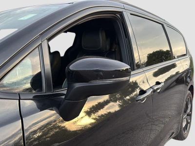 2023 Chrysler Pacifica — detail view