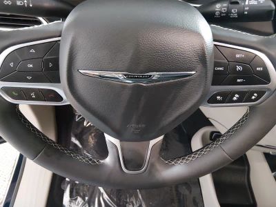 2024 Chrysler Pacifica — photo 12 view
