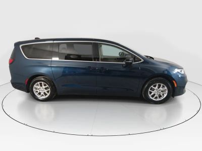 2024 Chrysler Pacifica — photo 8 view