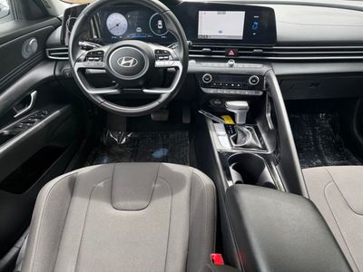 2025 Hyundai Elantra — photo 14 view