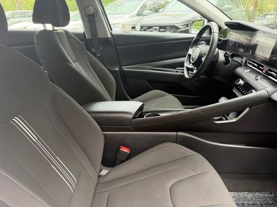2025 Hyundai Elantra — photo 9 view