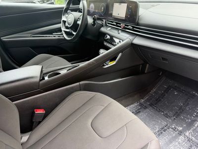 2025 Hyundai Elantra — photo 10 view