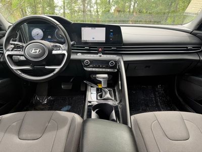 2025 Hyundai Elantra — photo 13 view