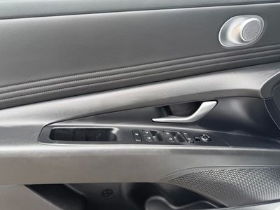2025 Hyundai Elantra — photo 16 view