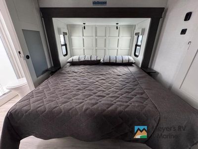 2025 Keystone RV Alpine — photo 34 view