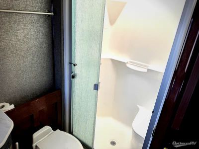 2018 Fleetwood Bounder — photo 14 view