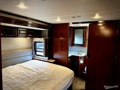 2018 Fleetwood Bounder — photo 11 view