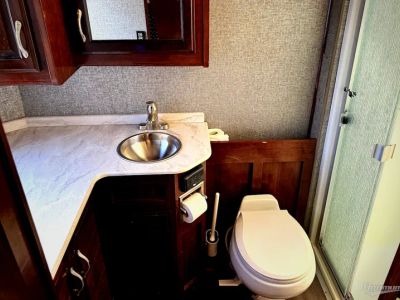 2018 Fleetwood Bounder — photo 13 view