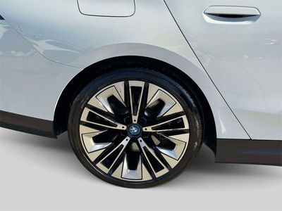 2025 BMW i5 - Photo 9