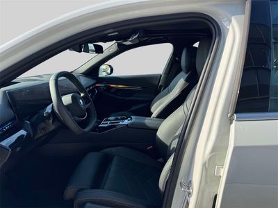 2025 BMW i5 - Photo 12