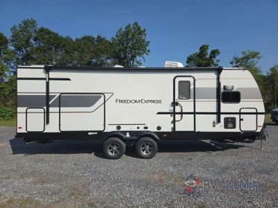 2027 Coachmen RV Freedom Express — photo 9 view