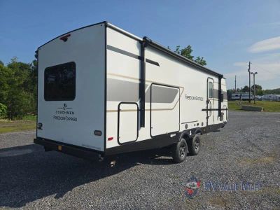 2027 Coachmen RV Freedom Express — photo 8 view