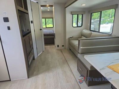 2027 Coachmen RV Freedom Express — photo 18 view