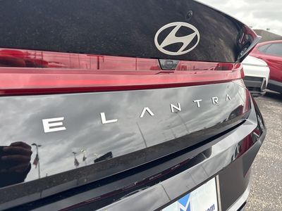 2025 Hyundai Elantra — photo 11 view