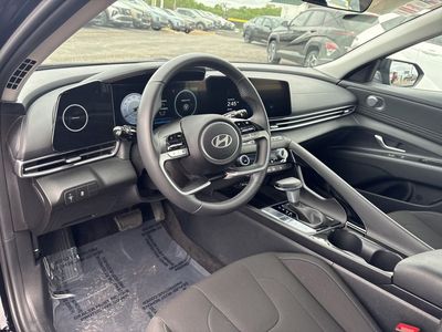 2025 Hyundai Elantra — photo 13 view
