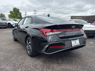 2025 Hyundai Elantra — photo 9 view