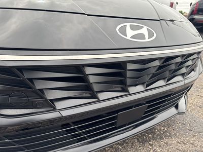 2025 Hyundai Elantra — detail view