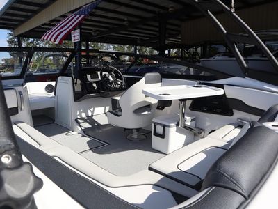 2025 Yamaha Boats AR195 - Photo 12