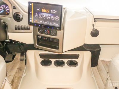 2026 Thor Motor Coach Hurricane — photo 10 view