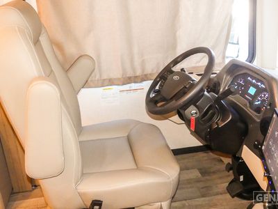 2026 Thor Motor Coach Hurricane — photo 8 view