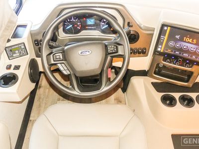 2026 Thor Motor Coach Hurricane — photo 9 view