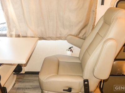 2026 Thor Motor Coach Hurricane — photo 12 view