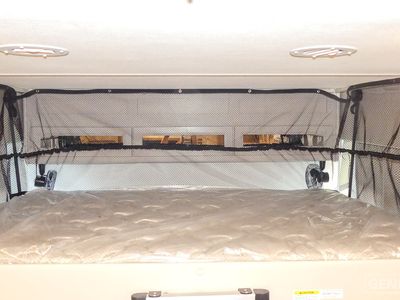 2026 Thor Motor Coach Hurricane — photo 15 view