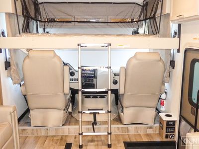 2026 Thor Motor Coach Hurricane — photo 14 view