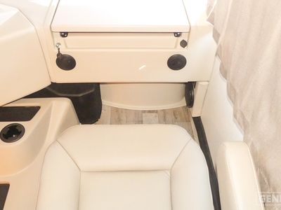 2026 Thor Motor Coach Hurricane — photo 11 view