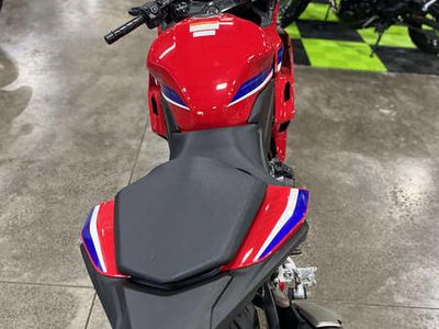 2025 Honda CBR500R — photo 9 view