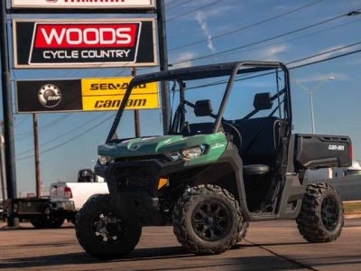 2026 Can-Am® Defender HD7 — front three-quarter view