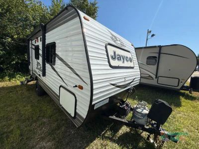 2017 Jayco Jay Flight SLX — front three-quarter view