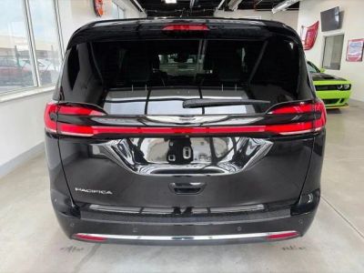 2025 Chrysler Pacifica — detail view
