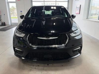 2025 Chrysler Pacifica — side profile view