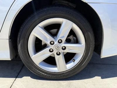 2014 Toyota Camry — photo 9 view