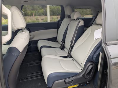 2026 Kia Carnival Hybrid — photo 18 view