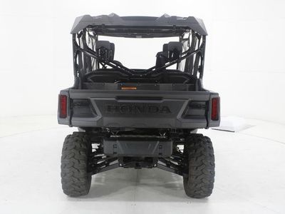 2025 Honda Pioneer 1000-6 Deluxe Crew — detail view