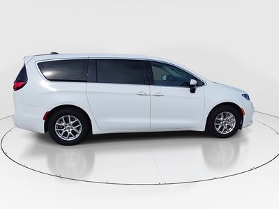 2023 Chrysler Pacifica — photo 8 view