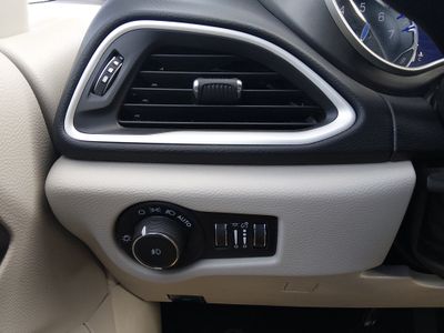 2023 Chrysler Pacifica — photo 12 view