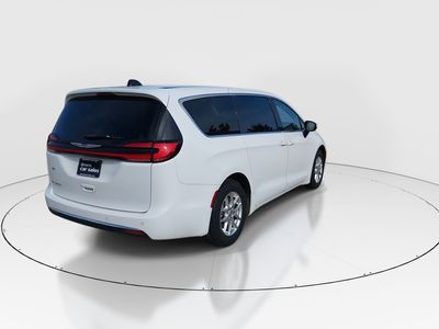2023 Chrysler Pacifica — photo 7 view