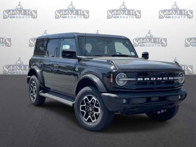 2026 Ford Bronco Outer Banks in Black — front three-quarter view