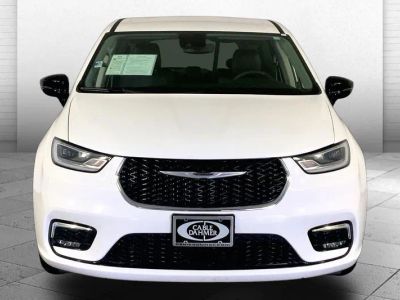 2024 Chrysler Pacifica — side profile view