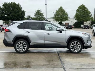 2021 Toyota RAV4 - Photo 3