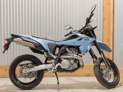2025 Suzuki DR-Z4SM — front three-quarter view